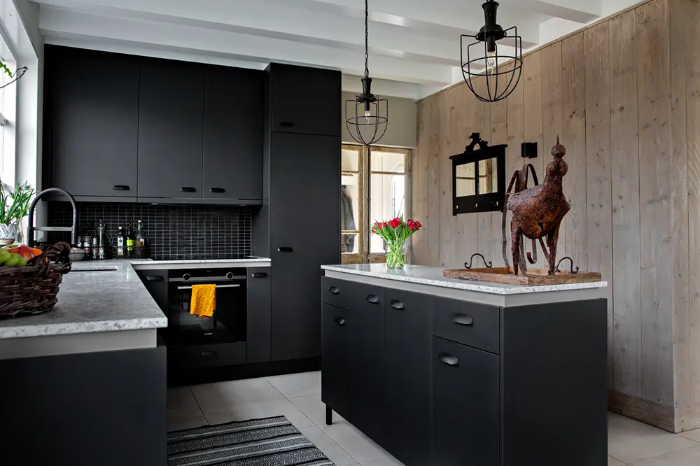 Keuken op maat: landelijk met strakke details.