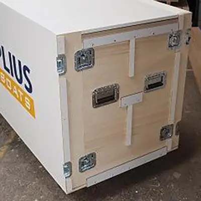 Beursstand in transportkist Nauplius Workboats voor diverse beurzen.