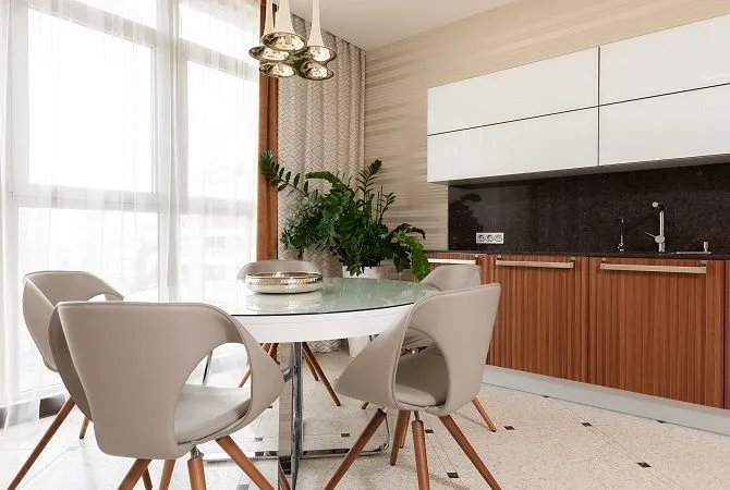 Maatwerk keuken met elementen in houtkleur.