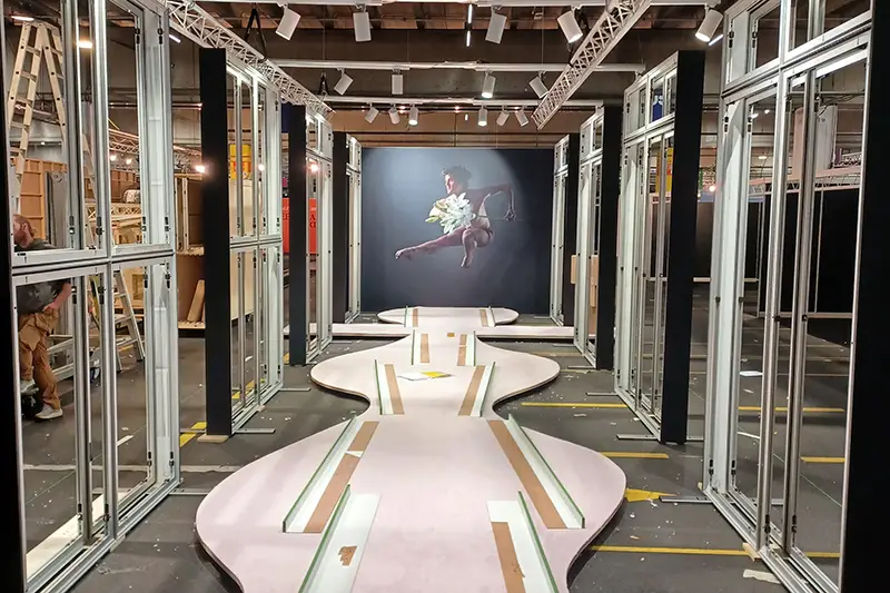 De beursstand die we voor Dutch Lilly Masters bouwden, is modulair van opzet met systeemkaders. Maar we hebben een maatwerk vloer toegevoegd.  De complexe patronen in de vloer hebben we gemaakt met onze CNC-freesmachine.