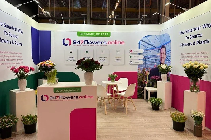 Zelfbouw modulaire beursstand voor 24/7 Flowers Online. De zijwanden van systeemkaders worden eenvoudig voorzien van een full colour peesdoek. Snel en eenvoudig zelf te monteren systeem.
