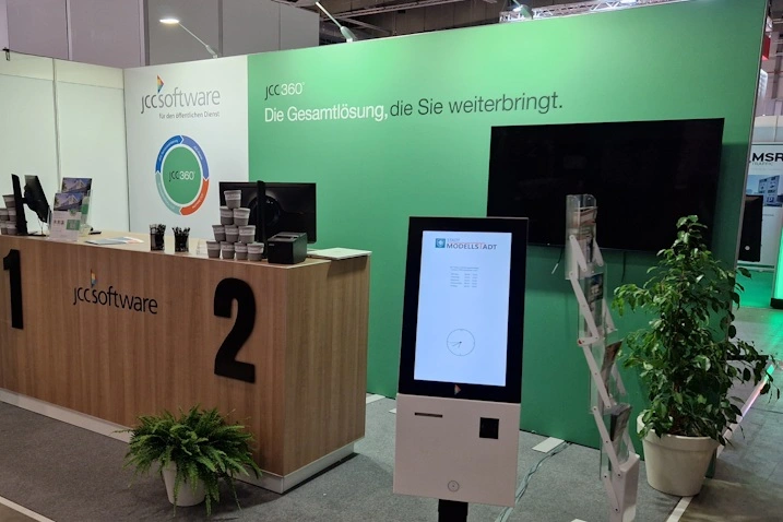 JCC Software heeft deze modulaire beursstand bij ons gekocht. Ze bouwen hem eenvoudig zelf op door het plaatsen van de systeemkaders op voetjes (nodig bij vrijstaande wand), en werken de wand af met een full colour peesdoek.