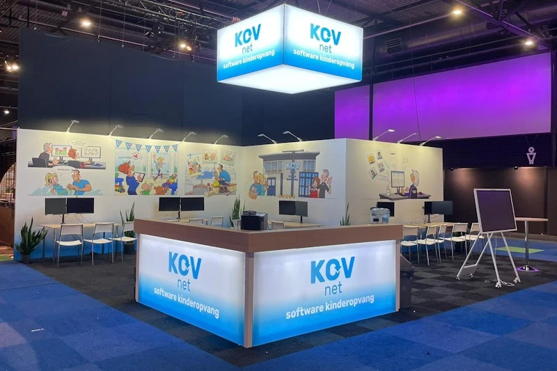 Onze modulaire beursbalie voor KOVnet. We hebben gekozen voor een hoekopstelling met lichtbakken als modulaire afwerking.  De peesdoeken voor de lichtbakken zijn voor 100% geproduceerd uit gerecyclede petflessen.