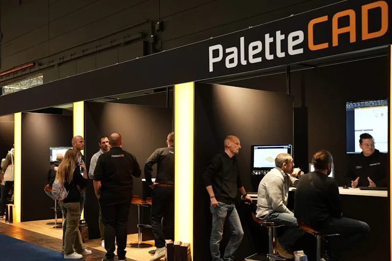 Modulaire beursstand voor PaletteCAD met maatwerk. De stand bestaat grotendeels uit modulaire elementen, waaronder de wanden en de koof. De oranje verlichte plexiglas panelen en de demonstratietafels zijn maatwerk.