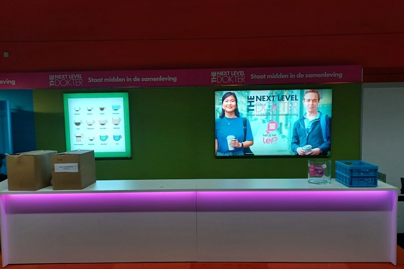 Deze balie voor The Next Level Dokter bestaat uit onze basiscomponenten met de standaard modulaire afwerking van wit melamine plaatmateriaal. Onder het blad is een modulaire led-strip in de kleur van de branding bevestigd.